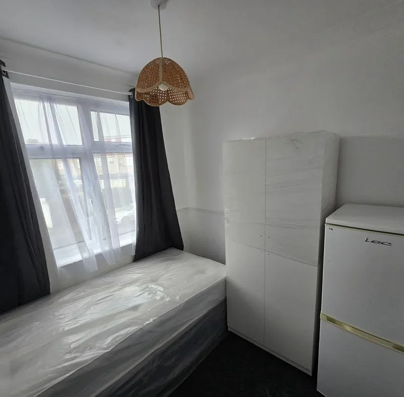 Room Hickman Road in Greater London