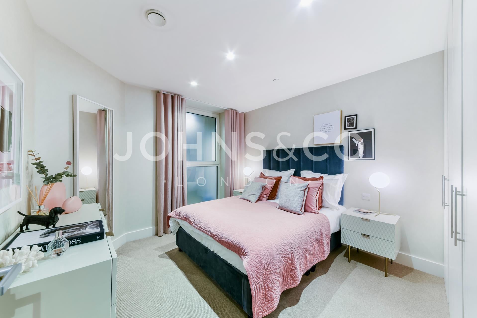 Flat Daneland Walk in Greater London