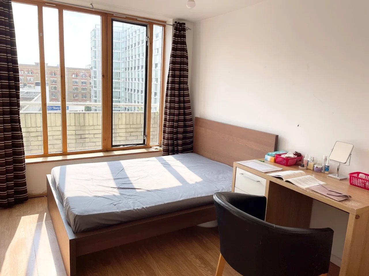 Flat Warwick Road in Greater London