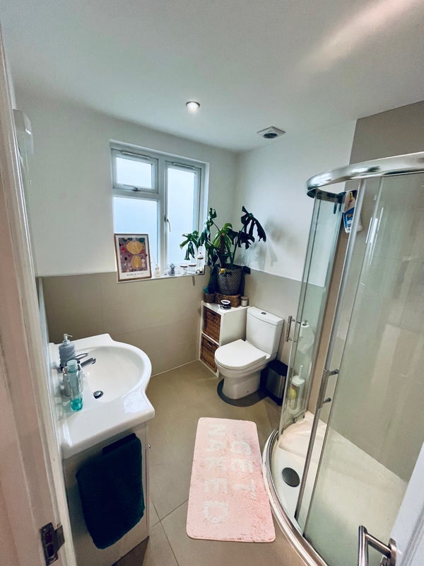 Room Burnham Way in Greater London