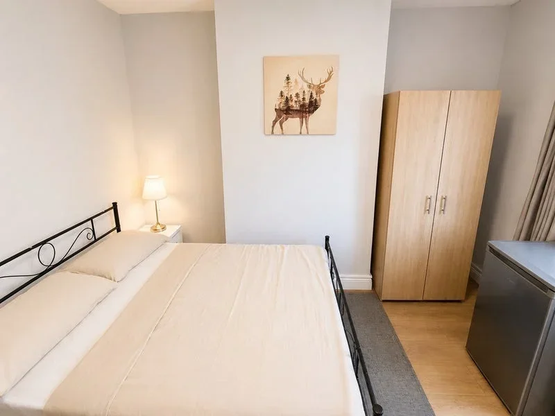 Room Avon Road in Greater London