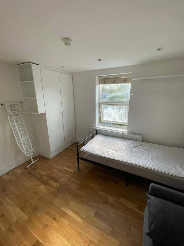 Room Wandsworth Bridge Road in Greater London