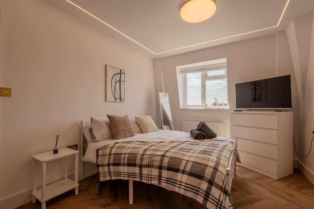 Flat Northolt Road in Greater London