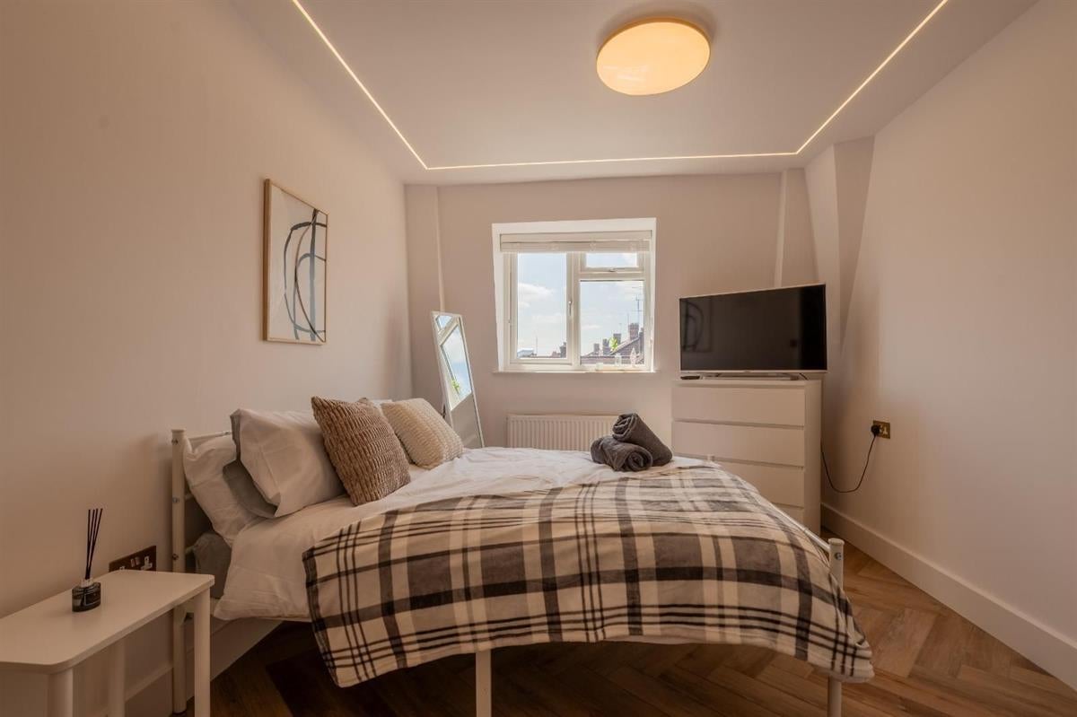 Flat Northolt Road in Greater London