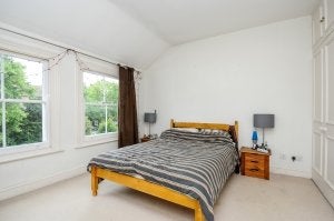 Flat Bedford Hill in Greater London