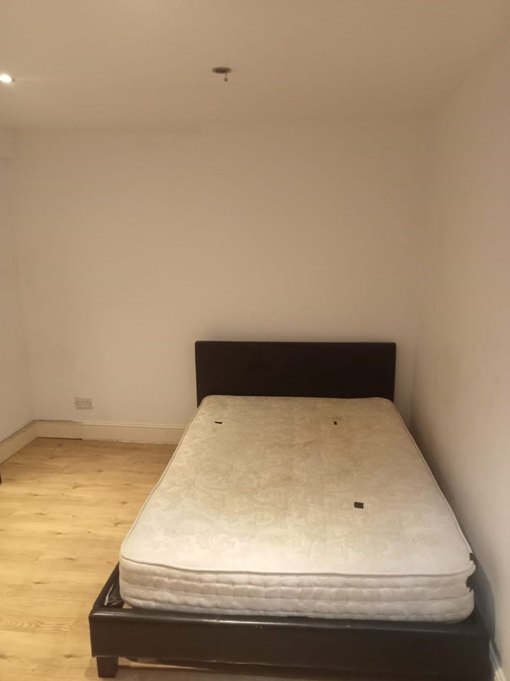 Flat Acre Lane in Greater London