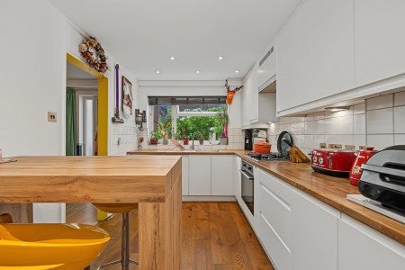 Flat Hayling Close in Greater London