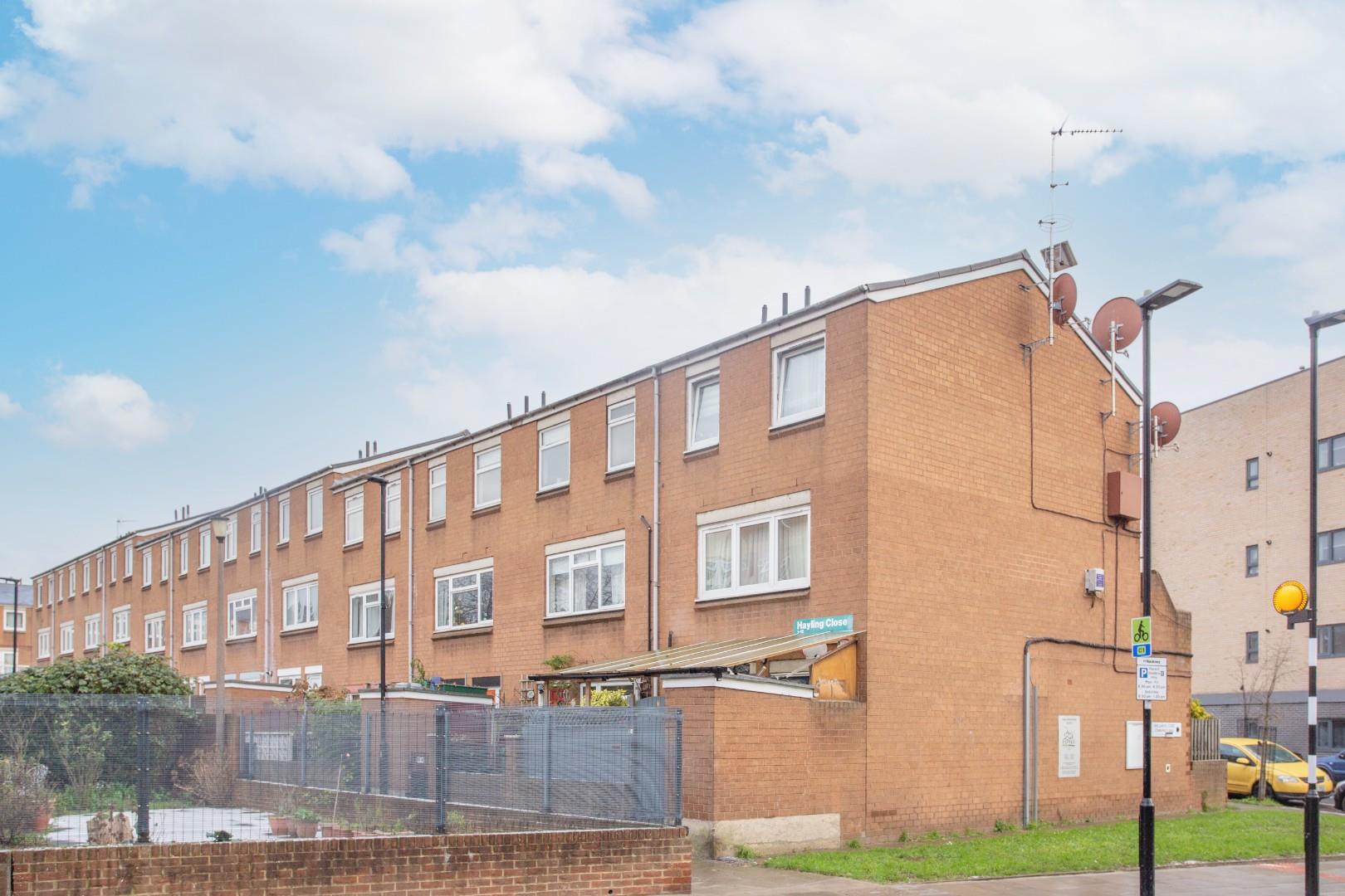 Flat Hayling Close in Greater London