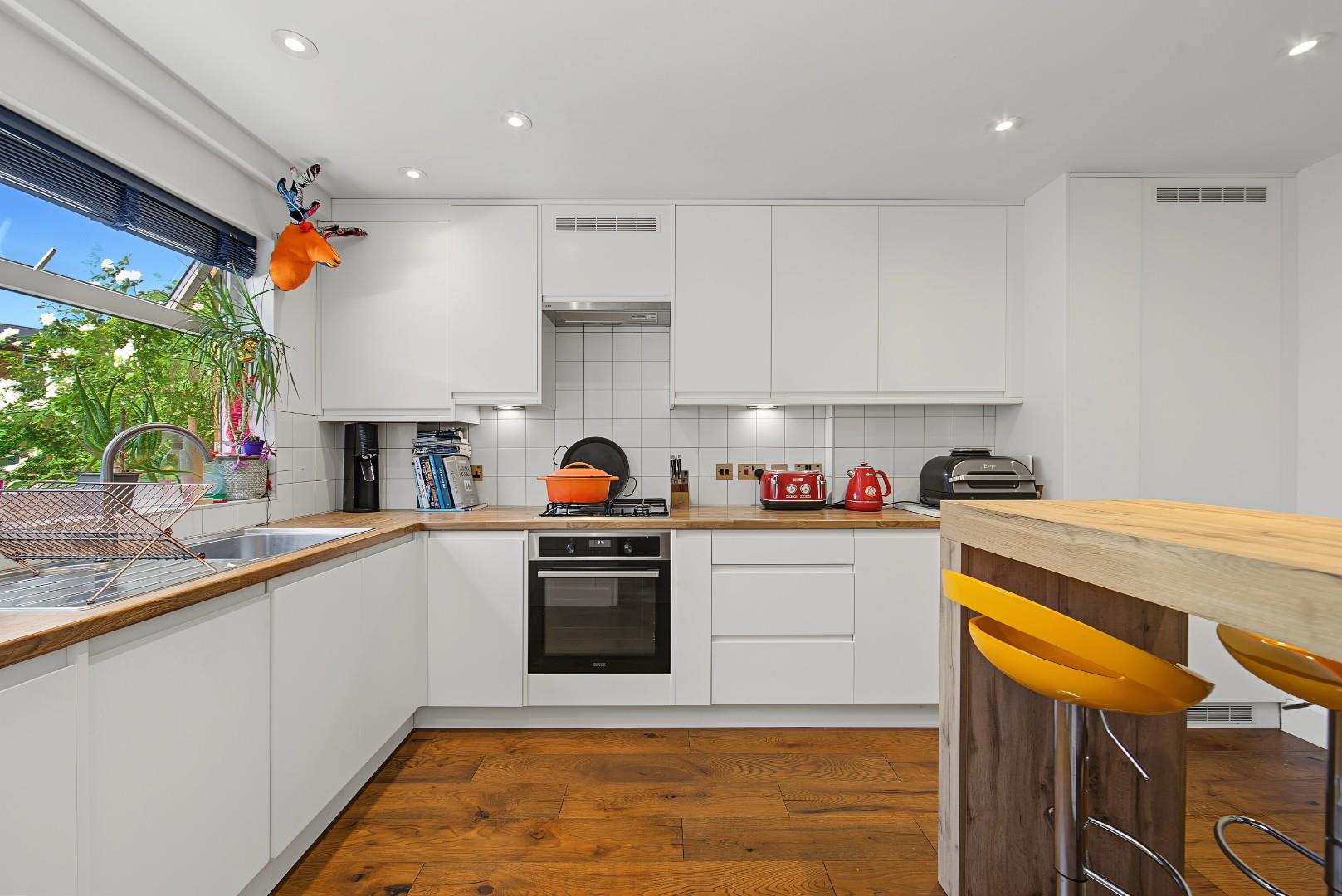 Flat Hayling Close in Greater London