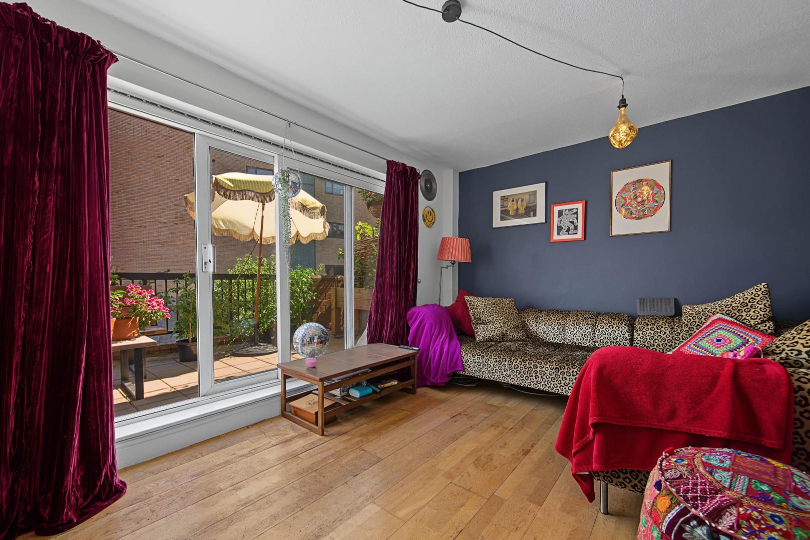 Flat Hayling Close in Greater London