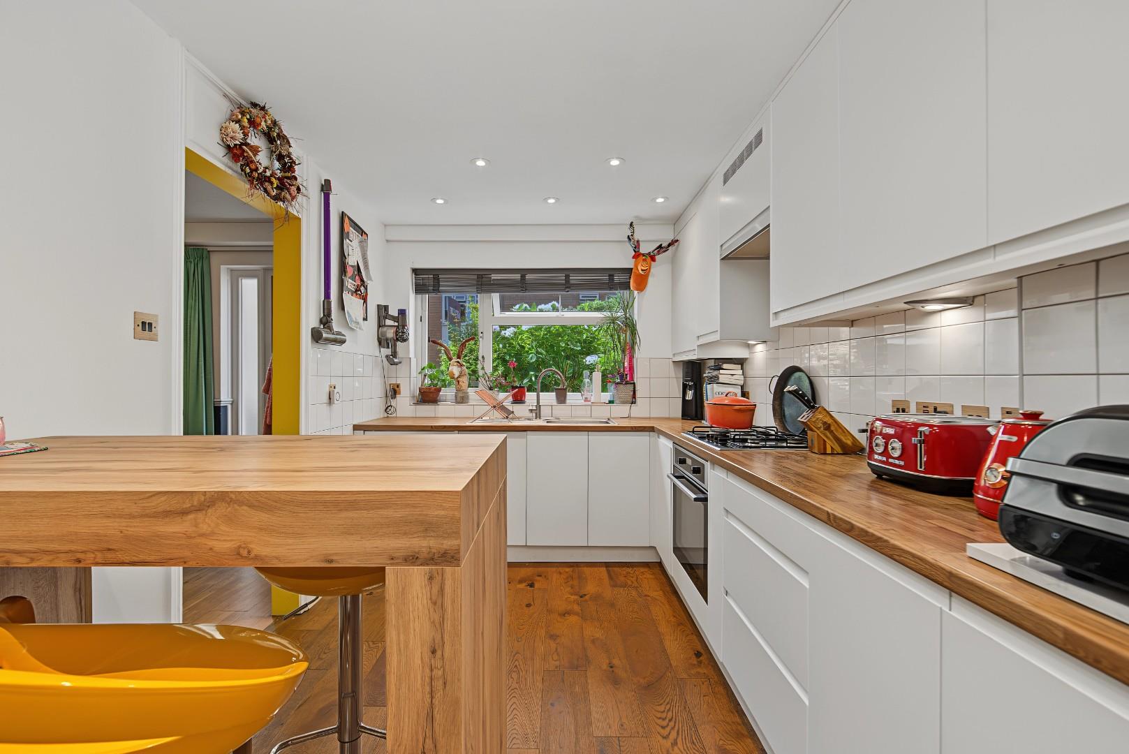 Flat Hayling Close in Greater London