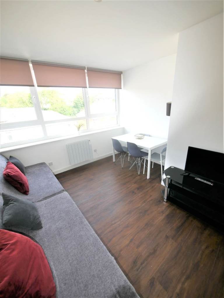 Flat Cumnor Road in Bournemouth