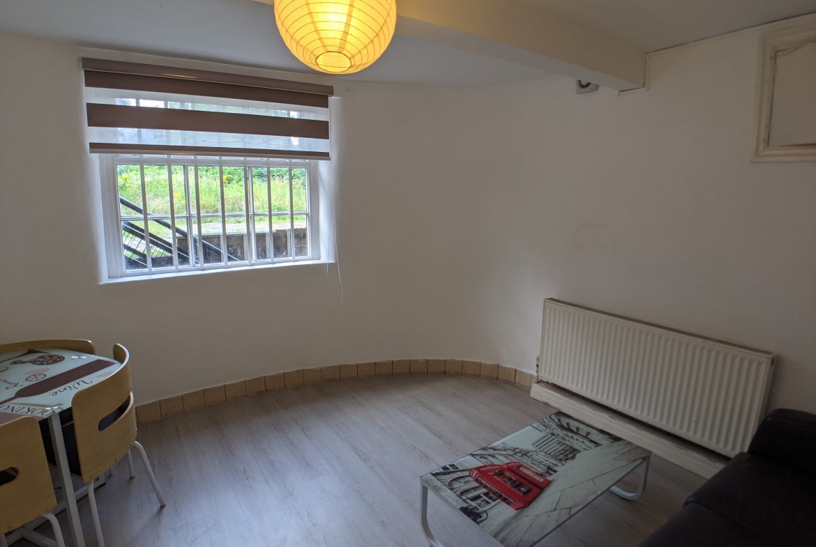 Flat Swinton Grove in Manchester