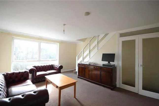 Flat Broadlands Court in Bracknell
