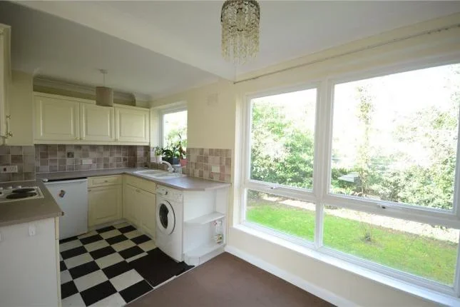 Flat Broadlands Court in Bracknell