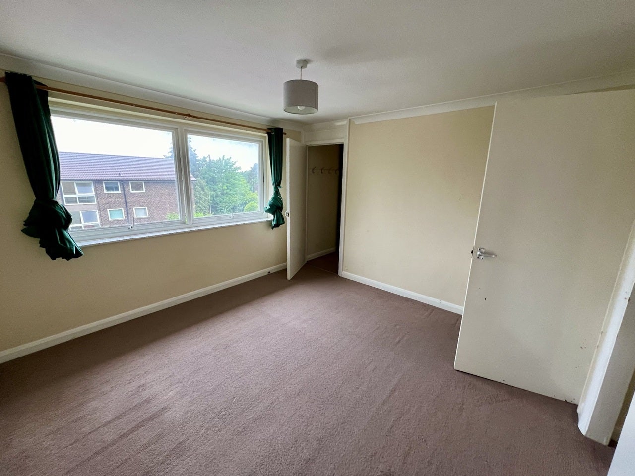 Flat Broadlands Court in Bracknell
