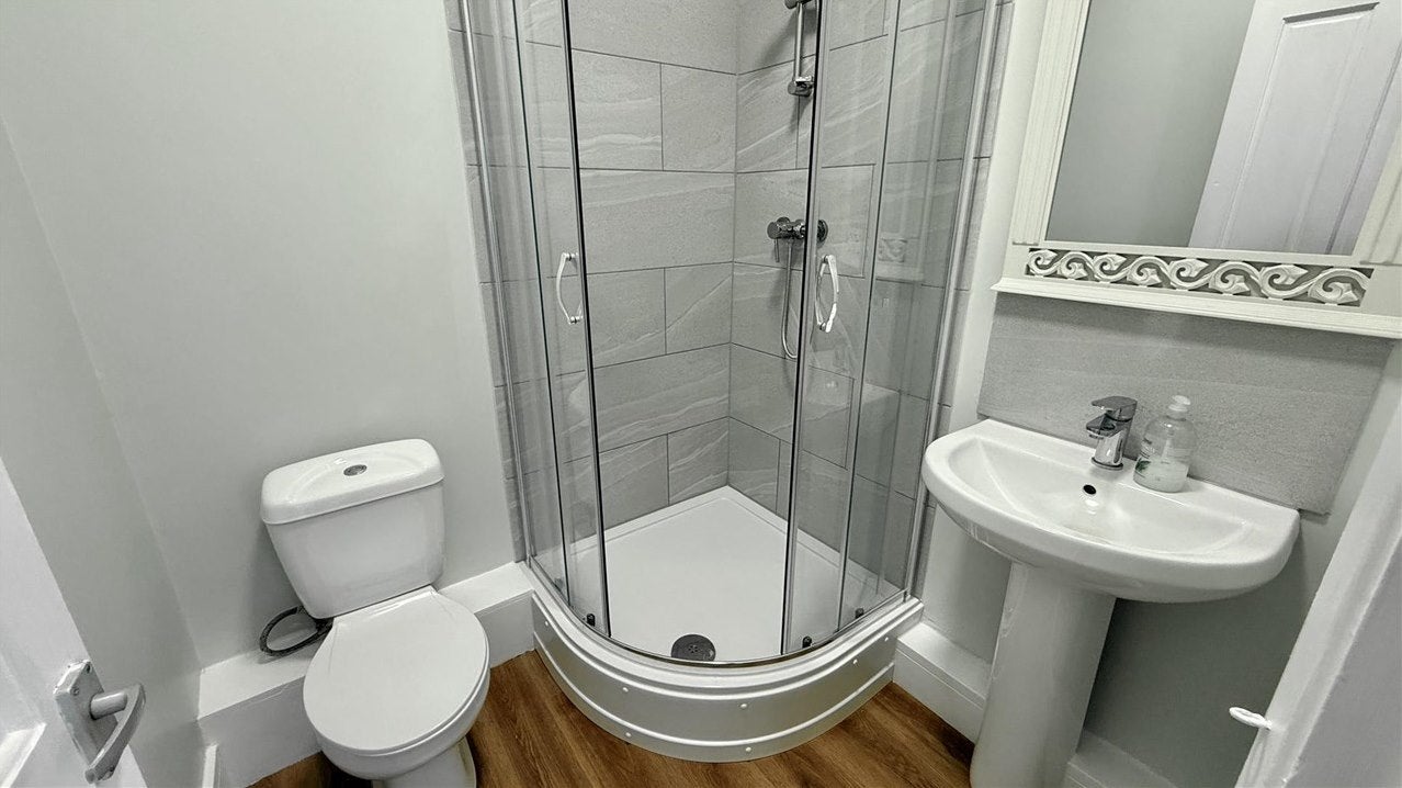 Room Elmwood Avenue in Greater London