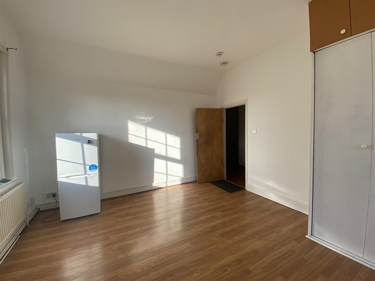 Room Elmwood Avenue in Greater London