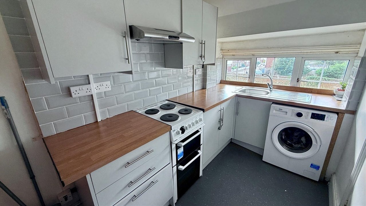Room Elmwood Avenue in Greater London