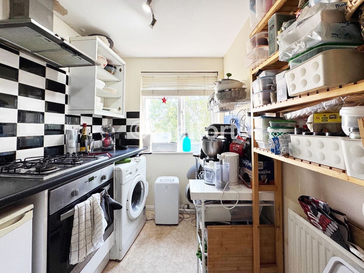 Flat Kingsdown Road in Greater London