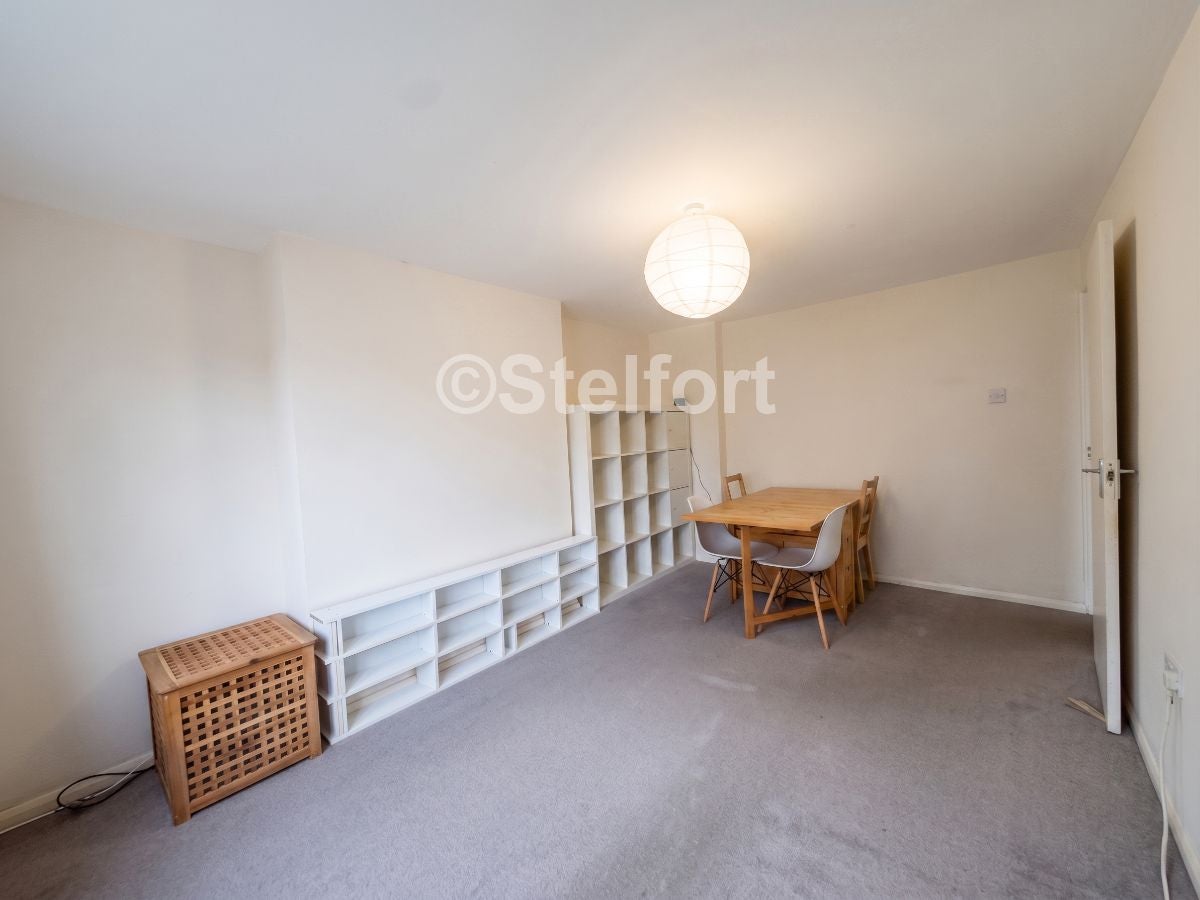 Flat Kingsdown Road in Greater London