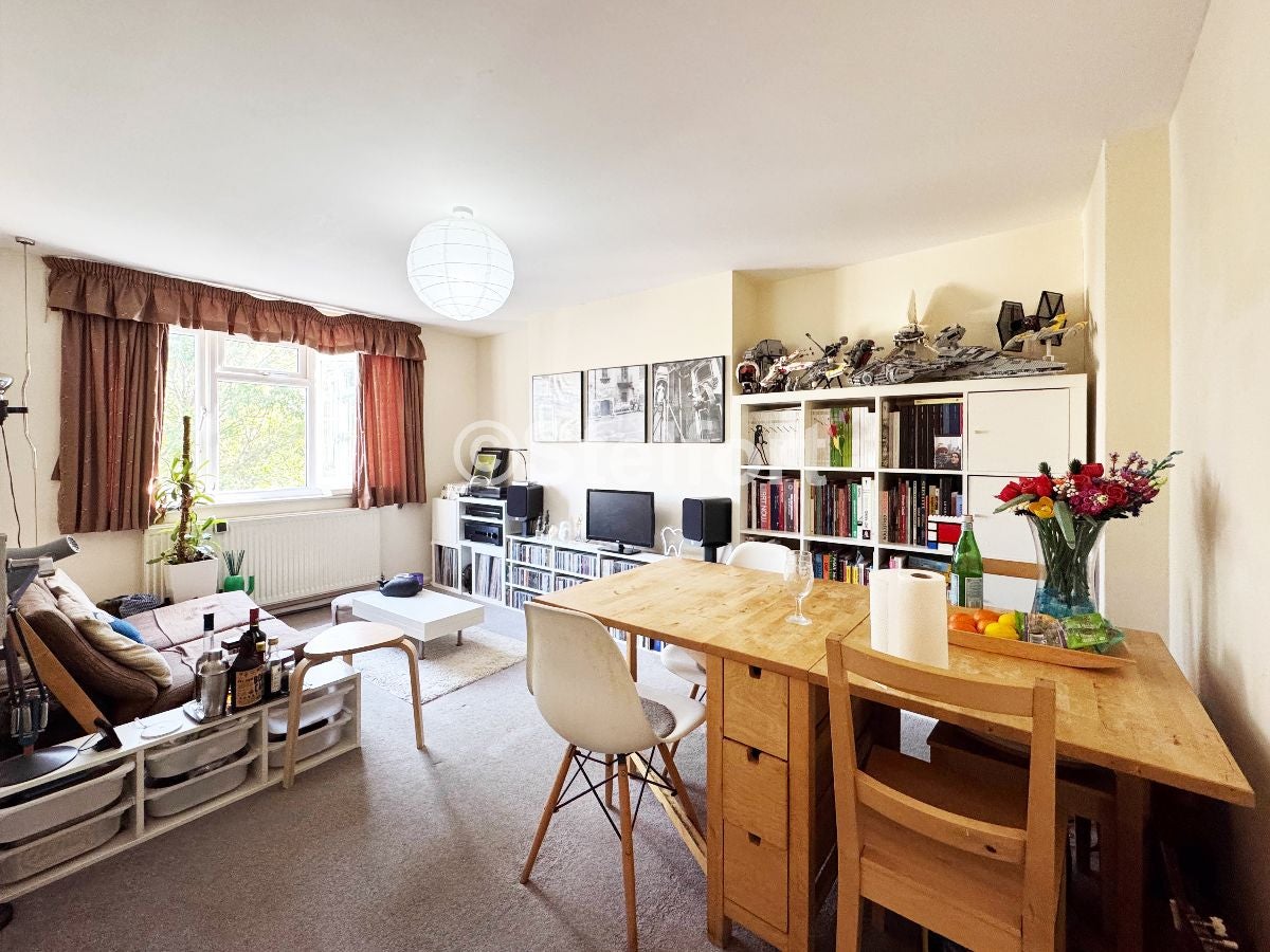 Flat Kingsdown Road in Greater London