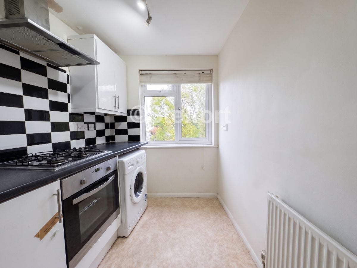 Flat Kingsdown Road in Greater London