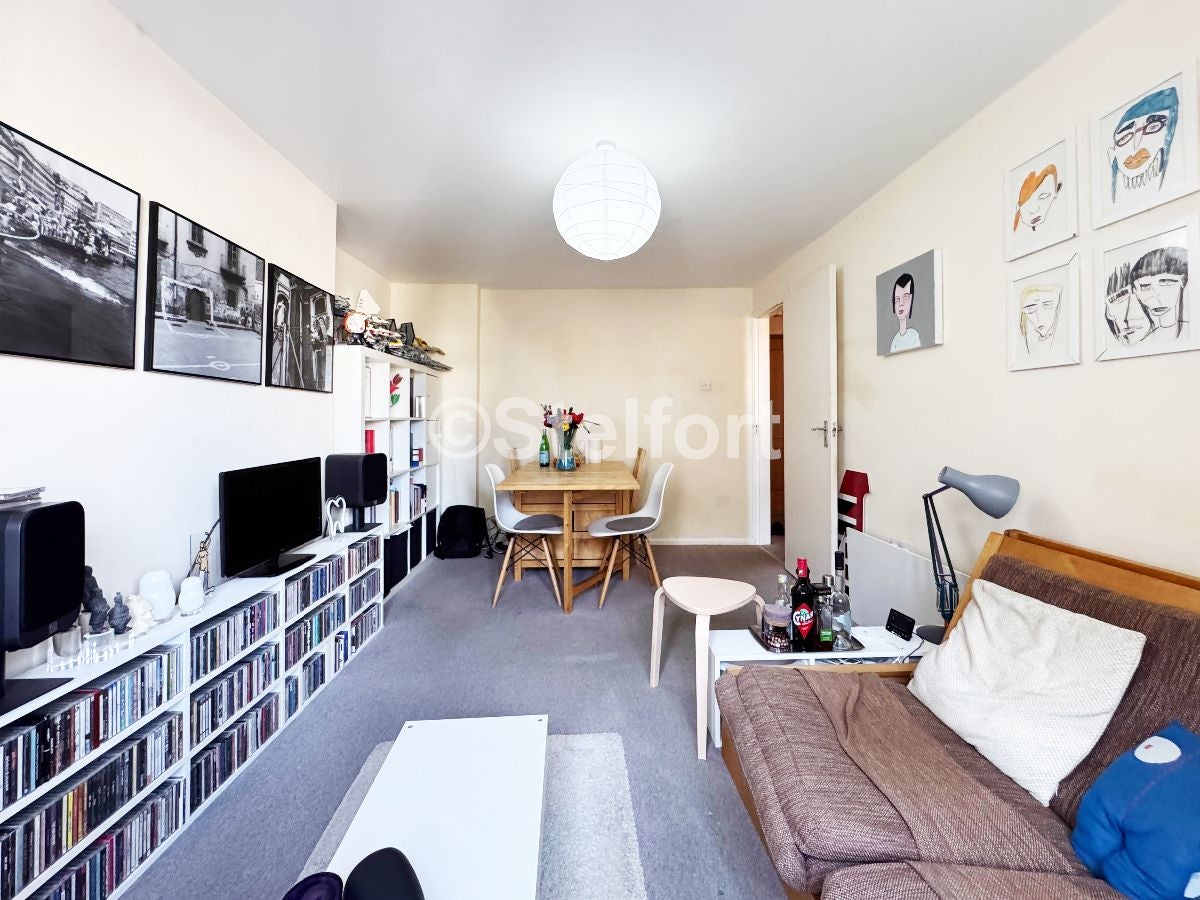 Flat Kingsdown Road in Greater London