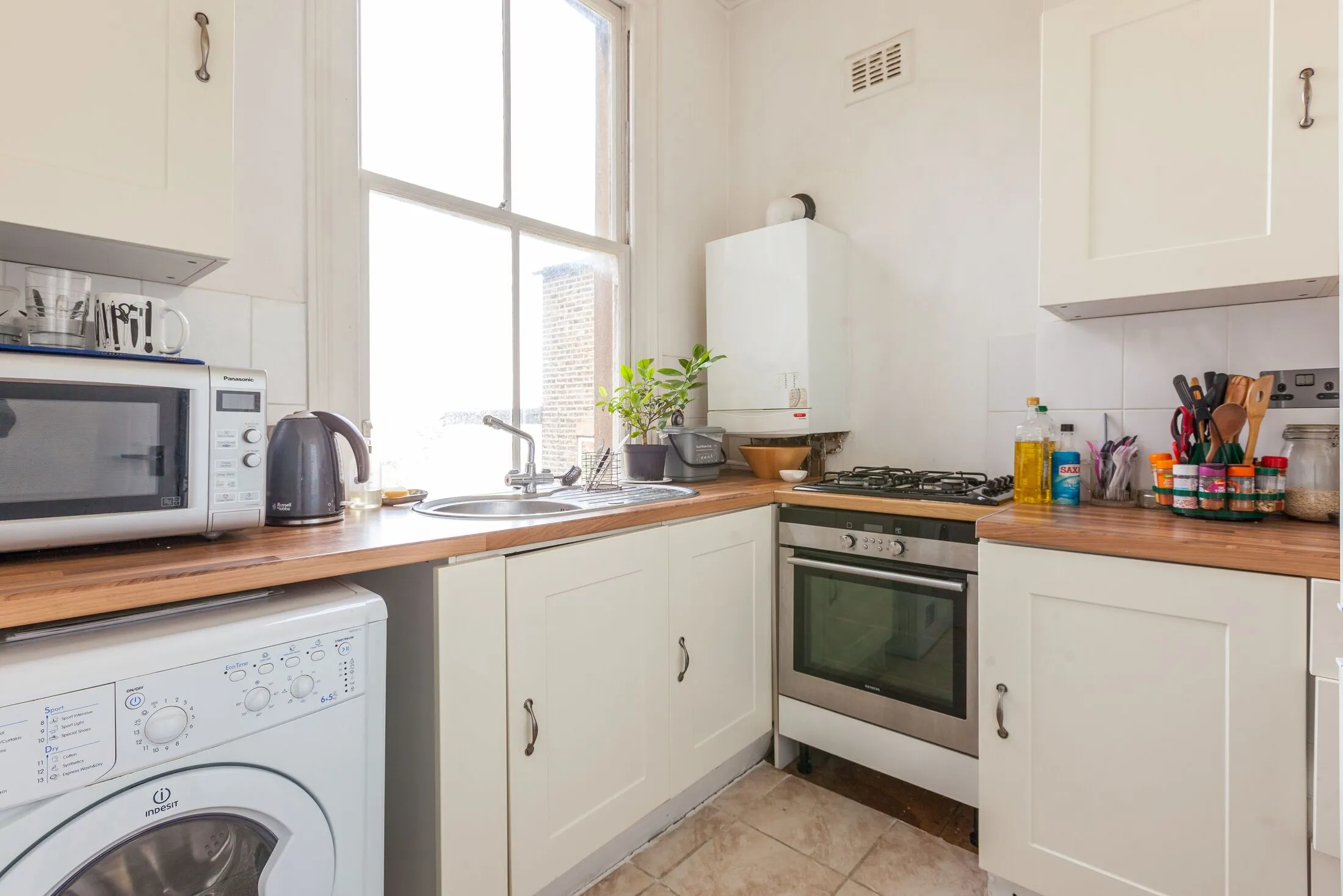 Flat Rollscourt Avenue in Greater London