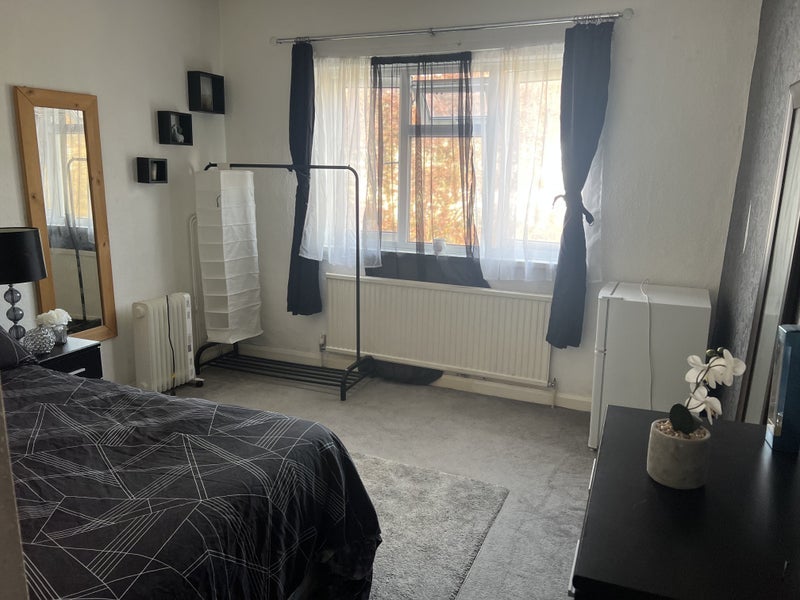 Room Lonsdale Avenue in Greater London