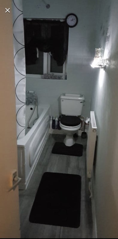 Room Lonsdale Avenue in Greater London