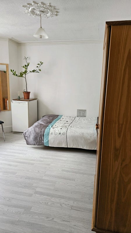 Room Dawes Road in Greater London