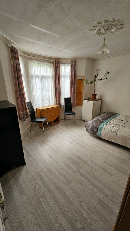 Room Dawes Road in Greater London