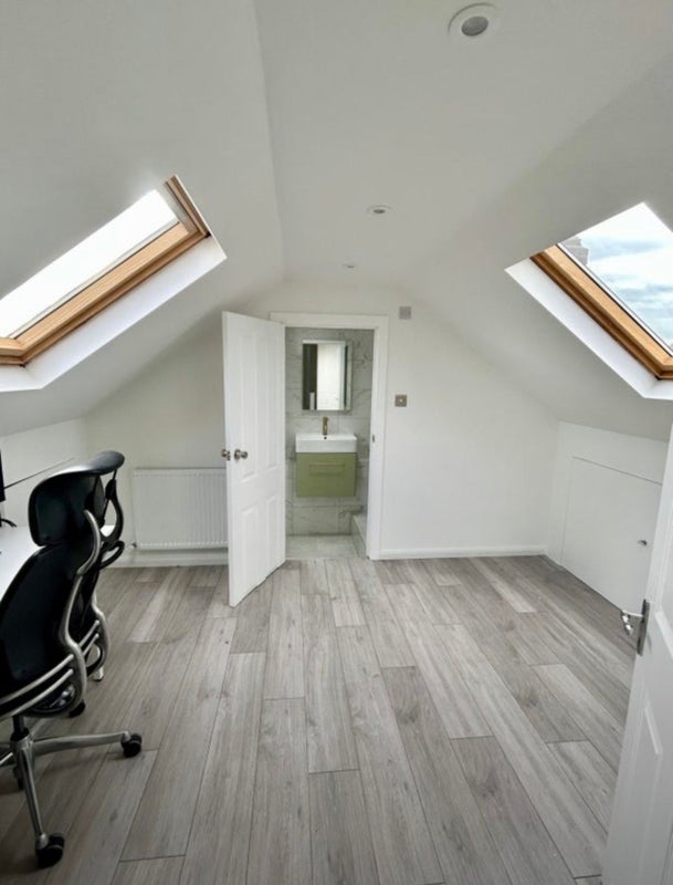 Room Manton Avenue in Greater London