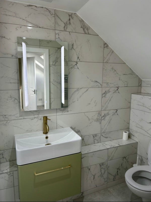 Room Manton Avenue in Greater London