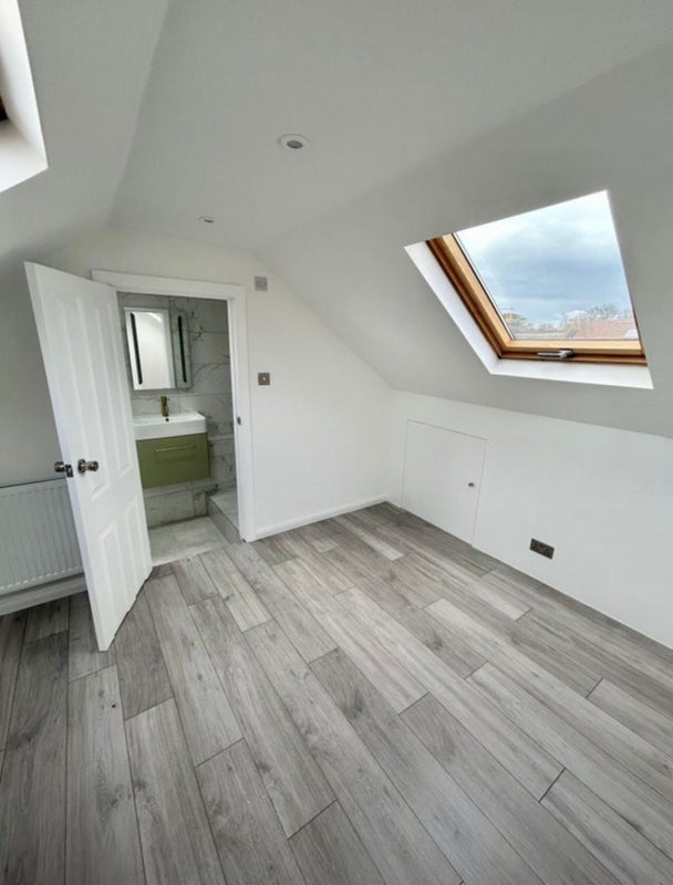 Room Manton Avenue in Greater London