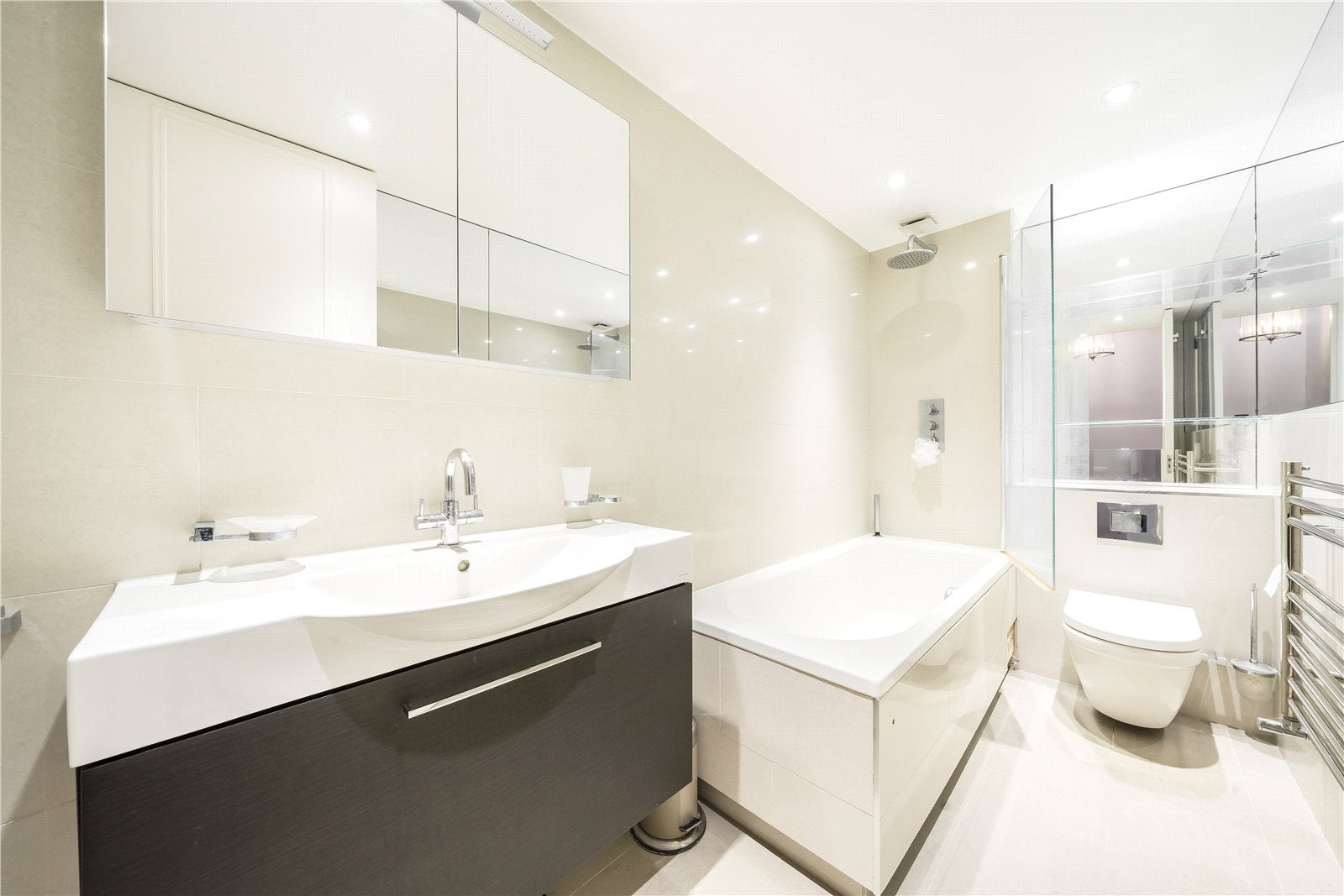Flat Queen's Gardens in City of Westminster