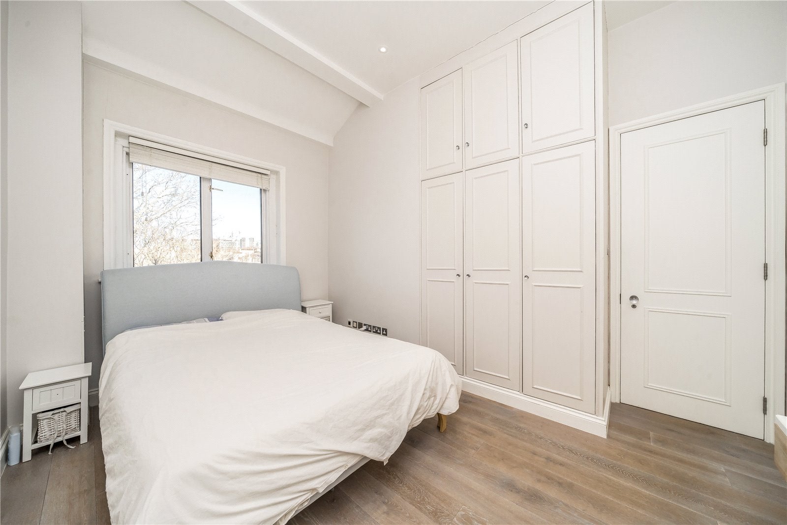 Flat Queen's Gardens in City of Westminster