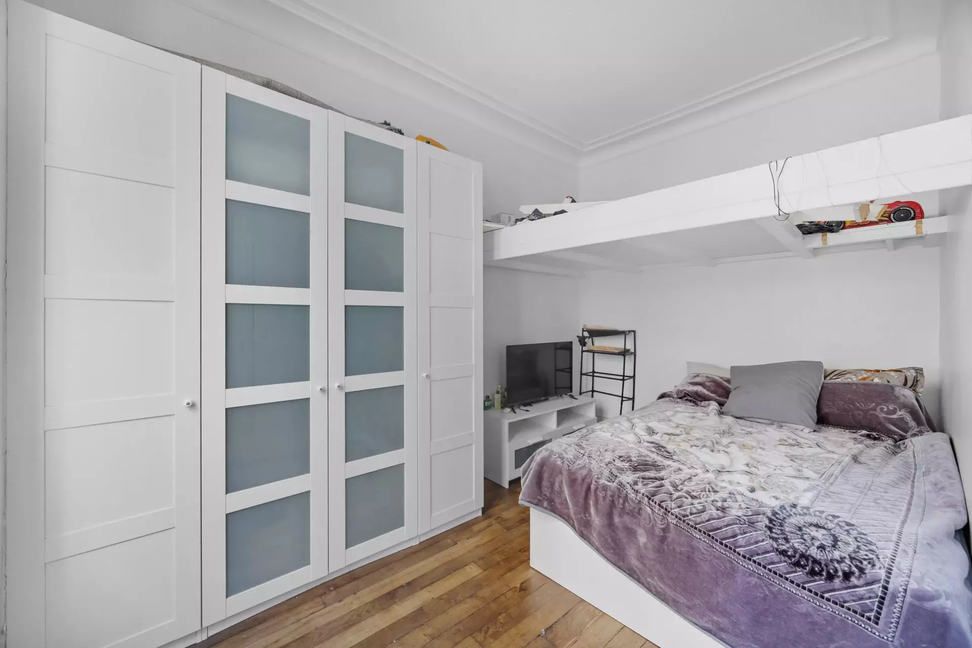 Flat Rue du Mont Cenis in Paris