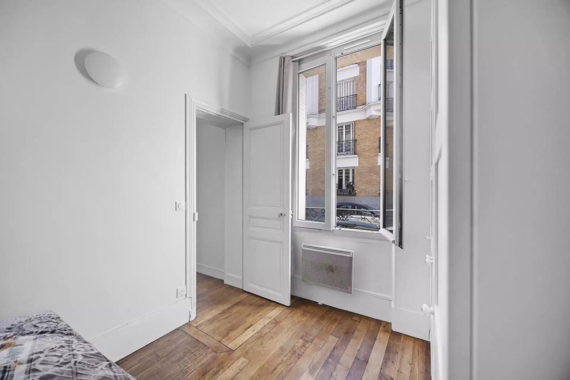 Flat Rue du Mont Cenis in Paris