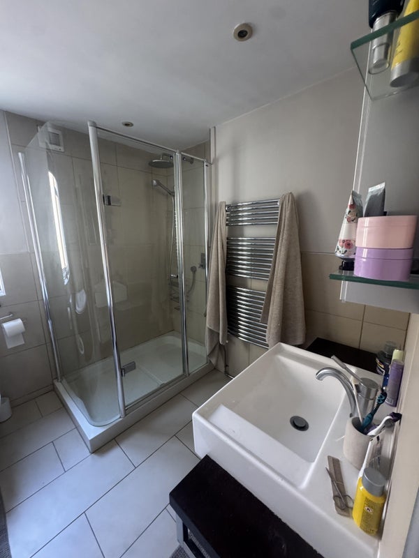 Room Lansdowne Road in Greater London