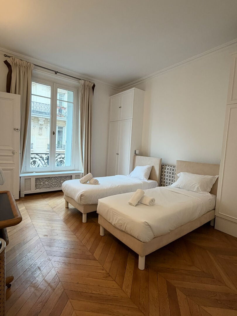 Flat Rue de la Trémoille in Paris