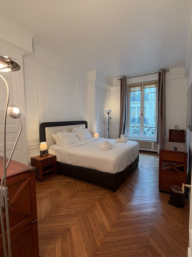 Flat Rue de la Trémoille in Paris