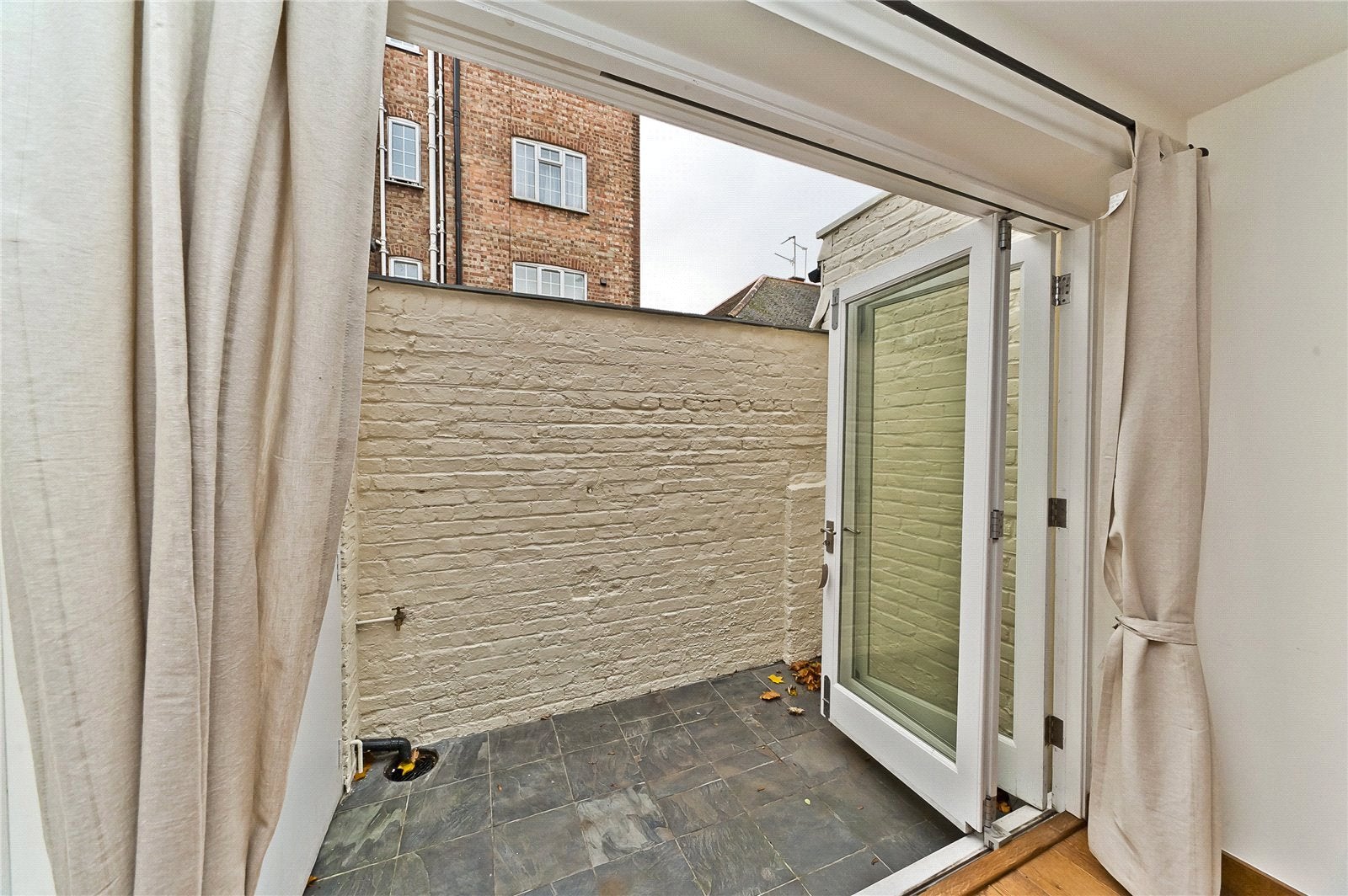 House Gloucester Court in Greater London