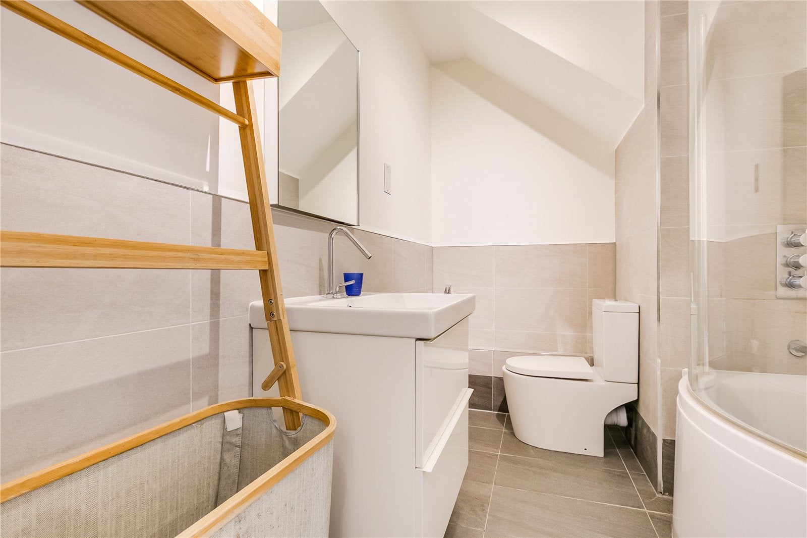 Flat Hannington Road in Greater London