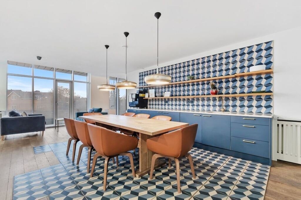 Flat Greenhill Way in Greater London