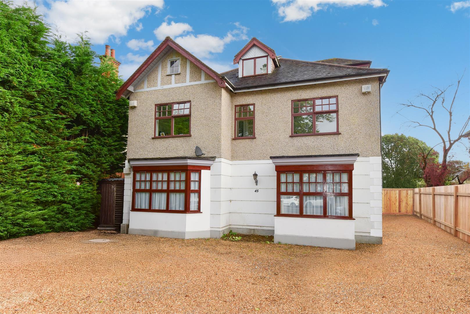 Flat Oakfields in Elmbridge