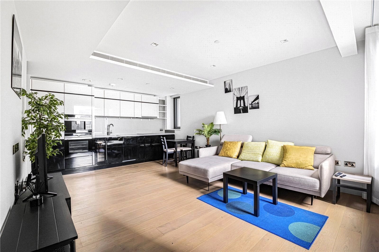 Flat Glasshouse Walk in Greater London