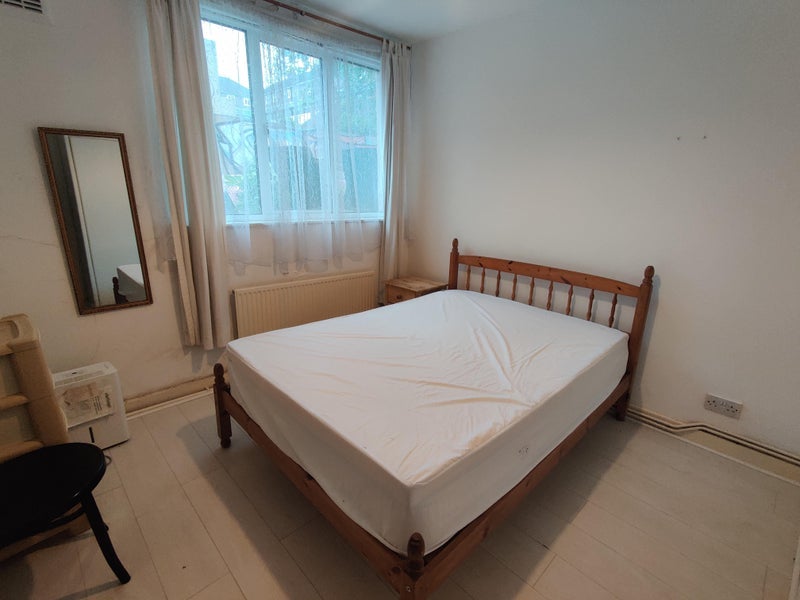 Room Kentish Town Road in Greater London