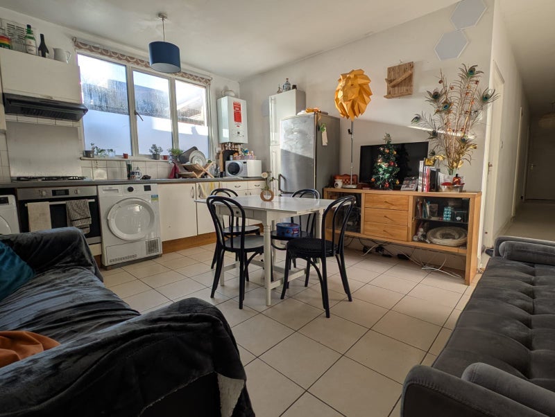 Room Kentish Town Road in Greater London